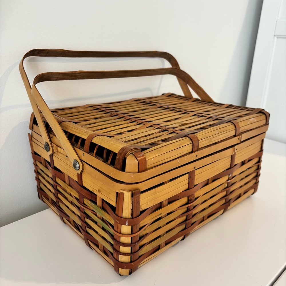Vintage Bamboo wicker picnic basket 1970's made in Japan beige green hinged lid - Picture 2 of 13